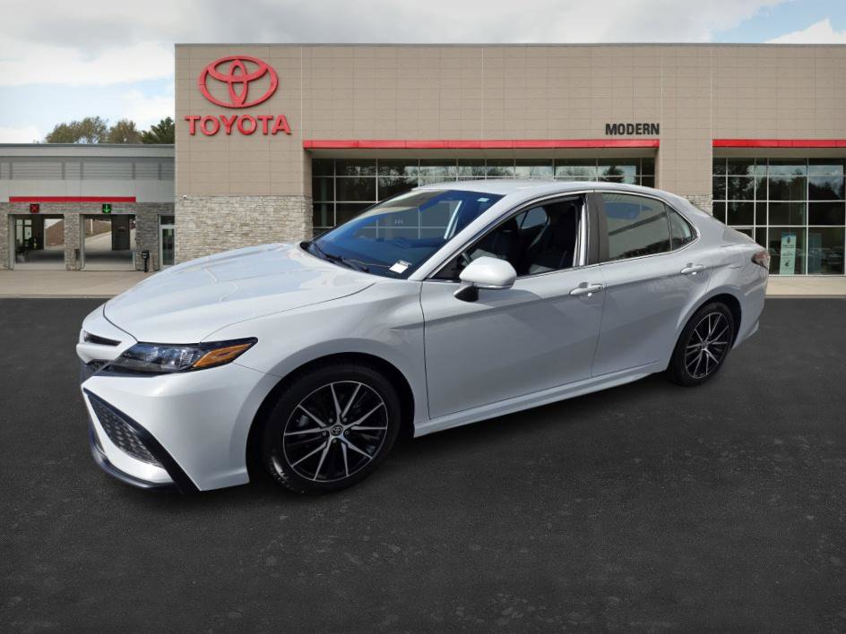 2023 Toyota Camry SE's photo