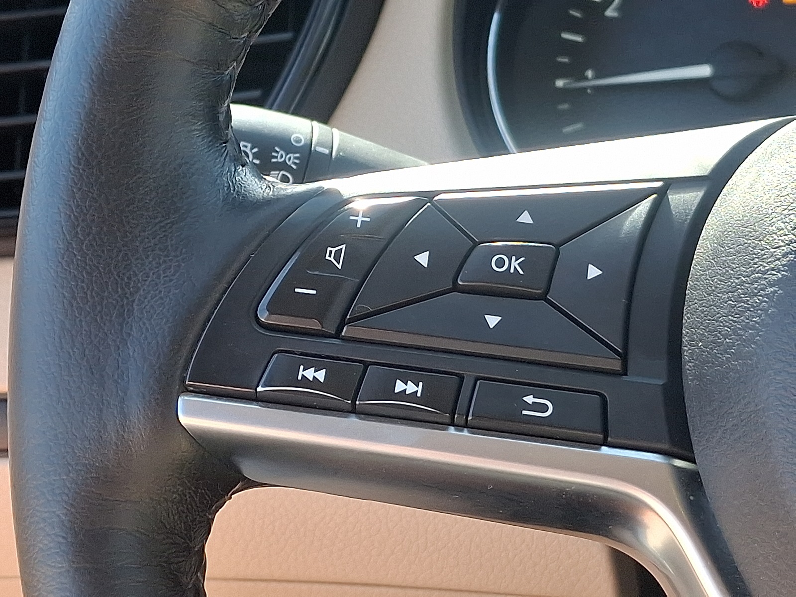2019 Nissan Rogue SV photo 18