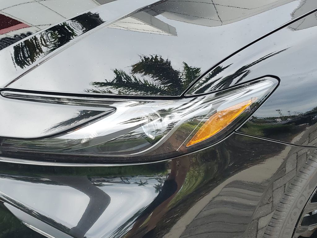 2025 Toyota Camry SE photo 9
