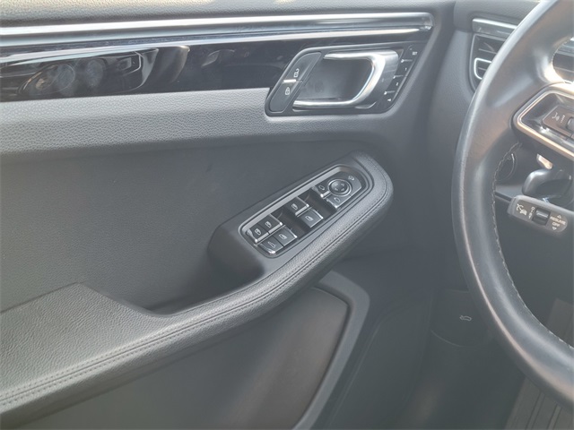 2023 Porsche Macan T photo 30
