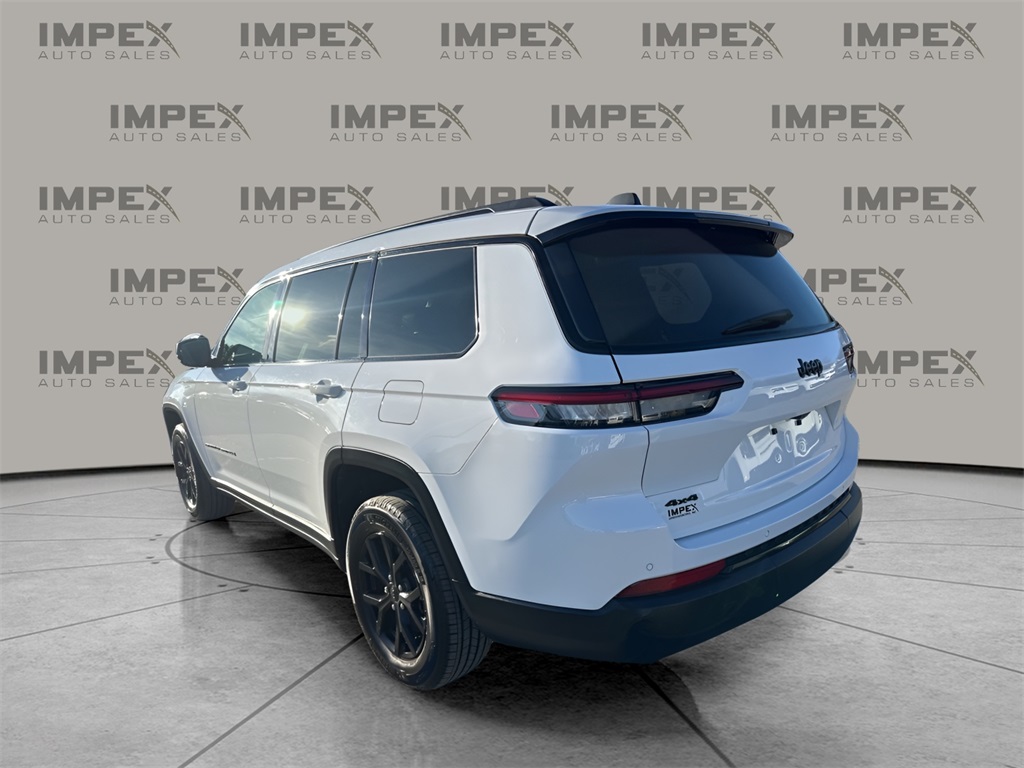 2024 Jeep Grand Cherokee Altitude photo 2