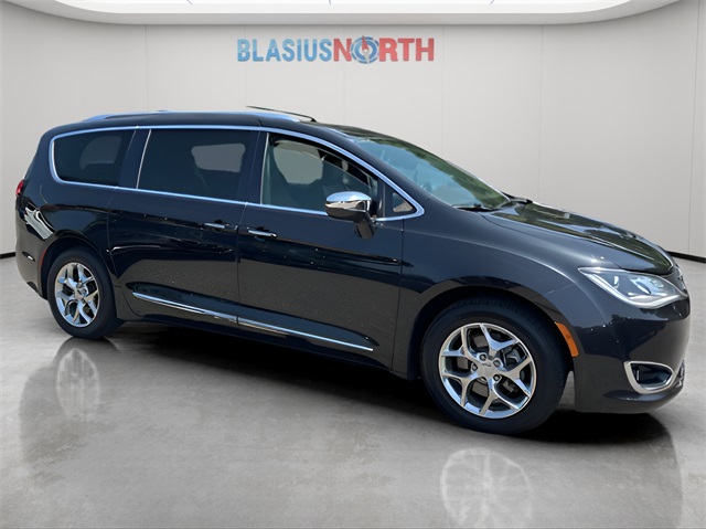 2017 Chrysler Pacifica Limited photo 3