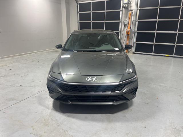 2025 Hyundai Elantra SEL Sport photo 2