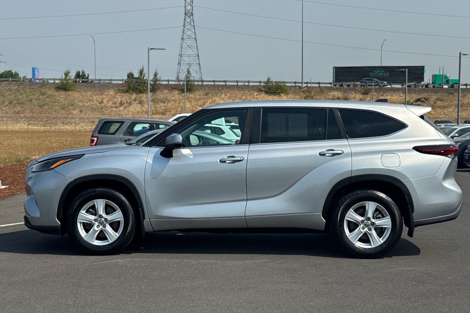 2024 Toyota Highlander LE photo 5