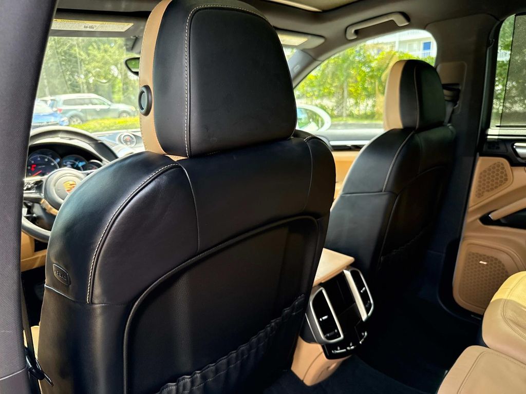 2016 Porsche Cayenne Base photo 12