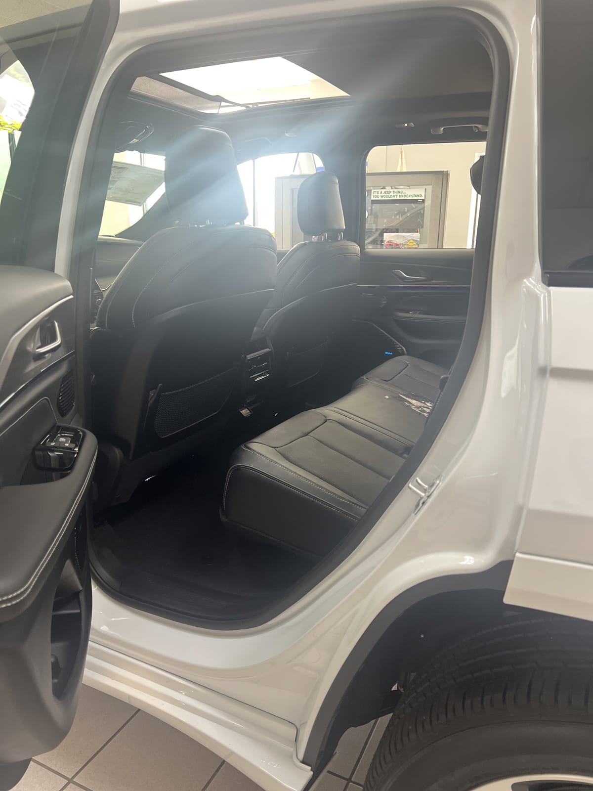 2023 Jeep Cherokee Overland photo 28