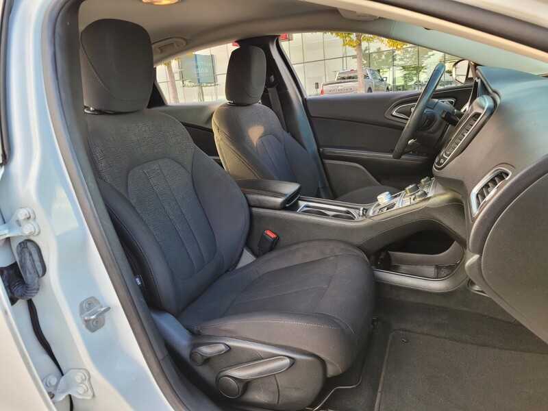 2015 Chrysler 200 Limited photo 15