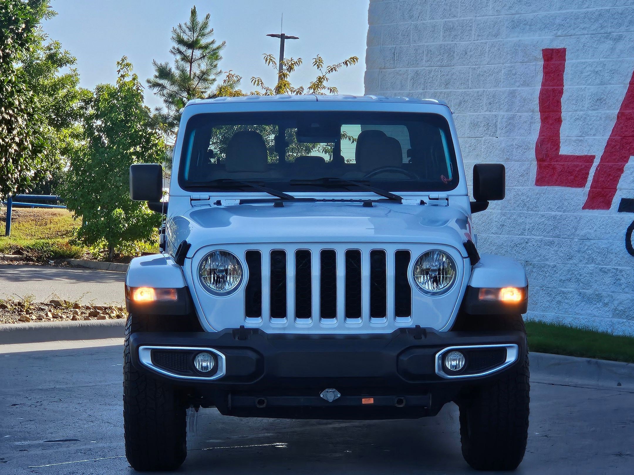 Used 2022 Jeep Gladiator Overland with VIN 1C6HJTFG1NL102054 for sale in Little Rock