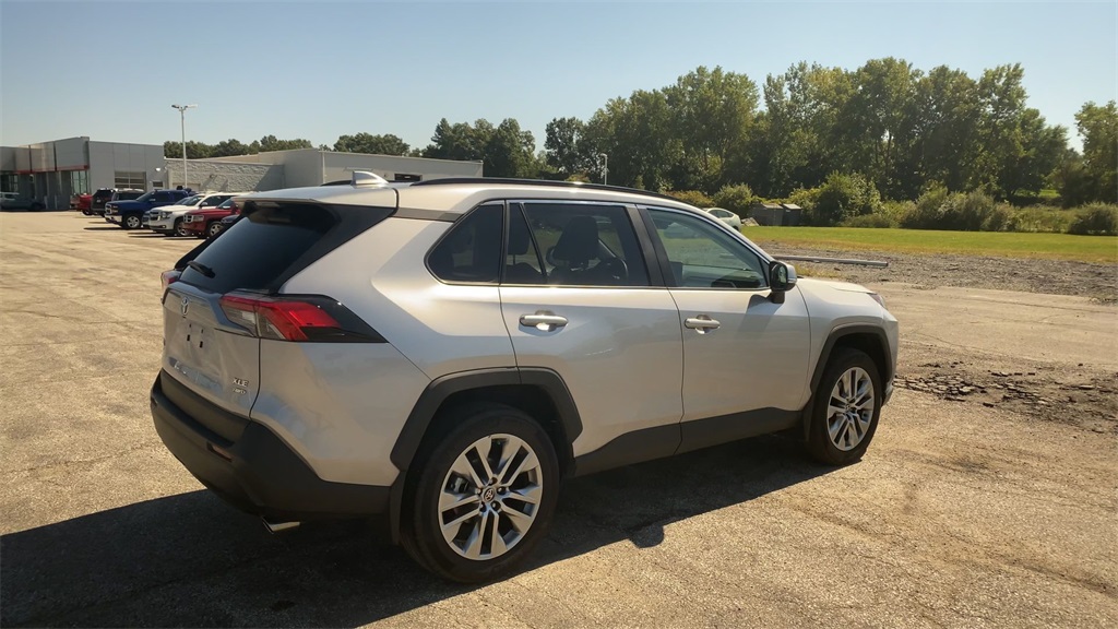 2022 Toyota RAV4 XLE Premium photo 8