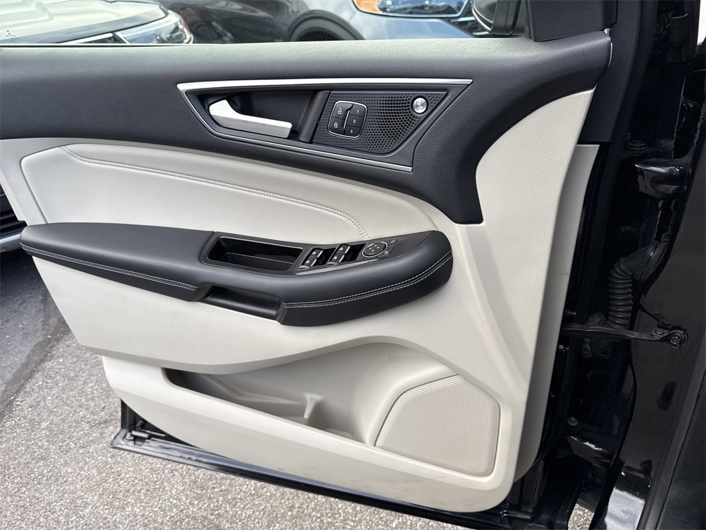 2019 Ford Edge Titanium photo 25