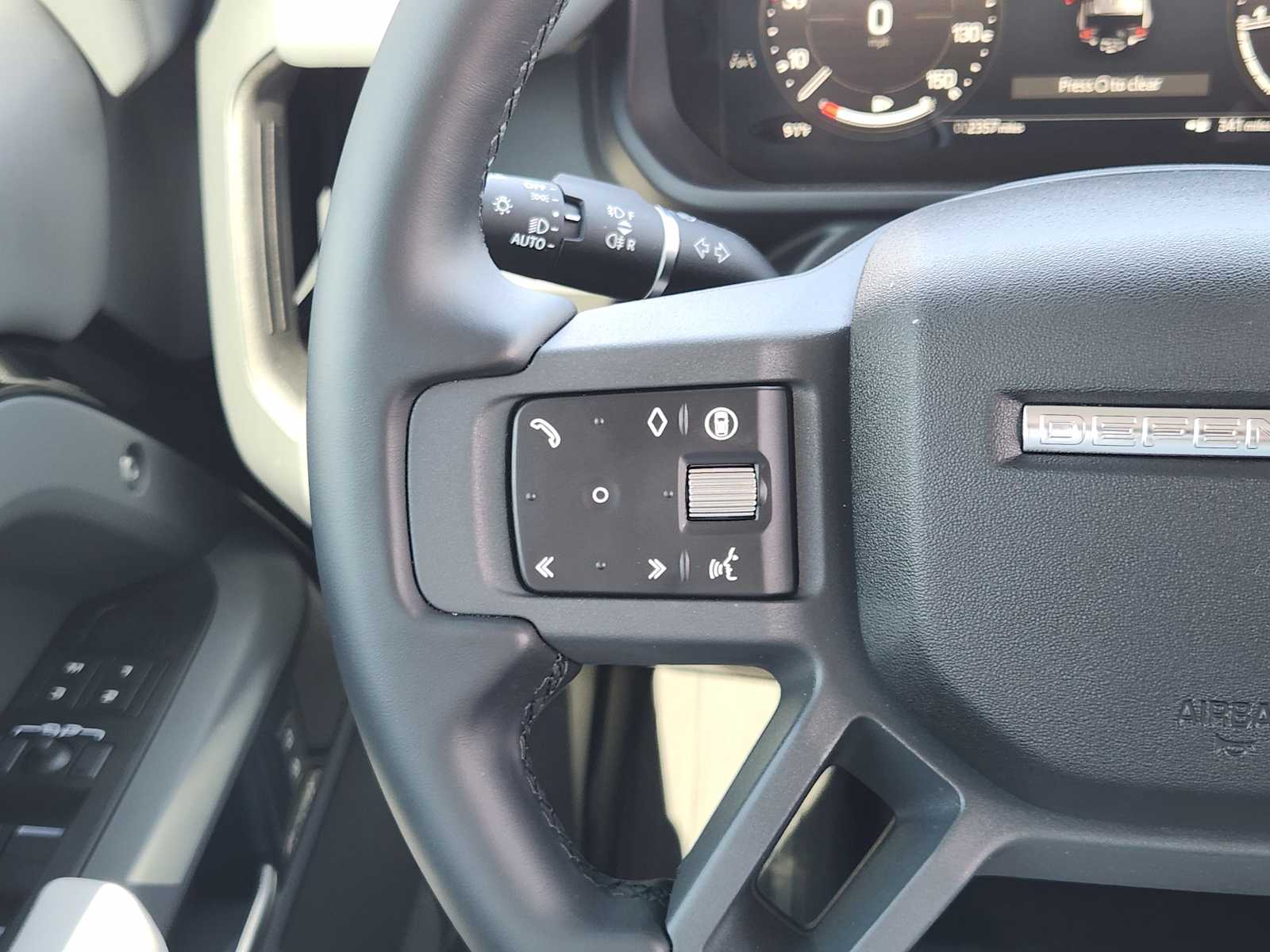 2025 Land Rover Defender 110 X-Dynamic SE photo 28