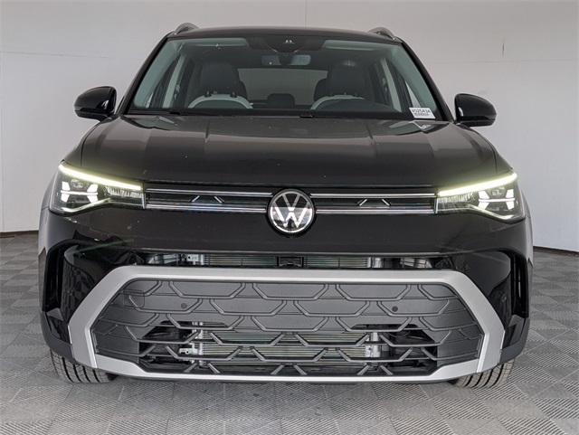 2025 Volkswagen Taos SE photo 3