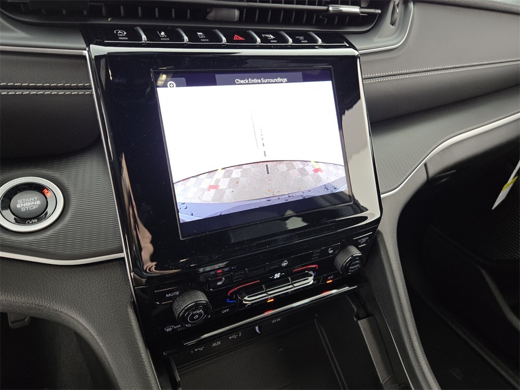 2025 Jeep Grand Cherokee Laredo photo 10