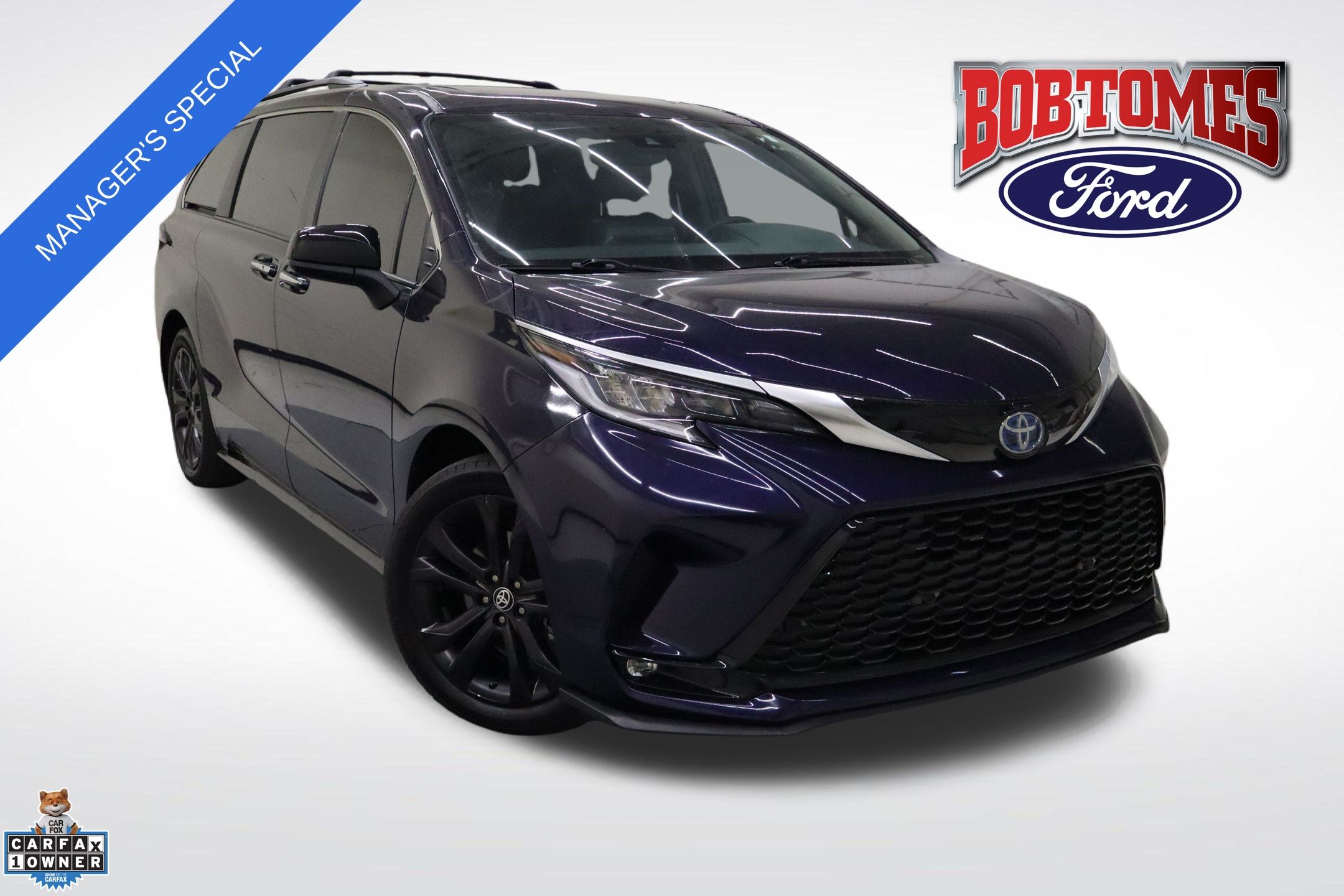 2023 Toyota Sienna XSE's photo