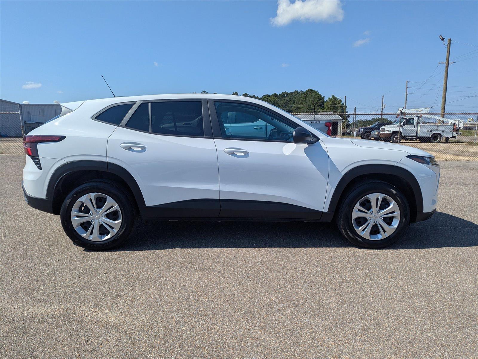 2025 Chevrolet Trax LS photo 6
