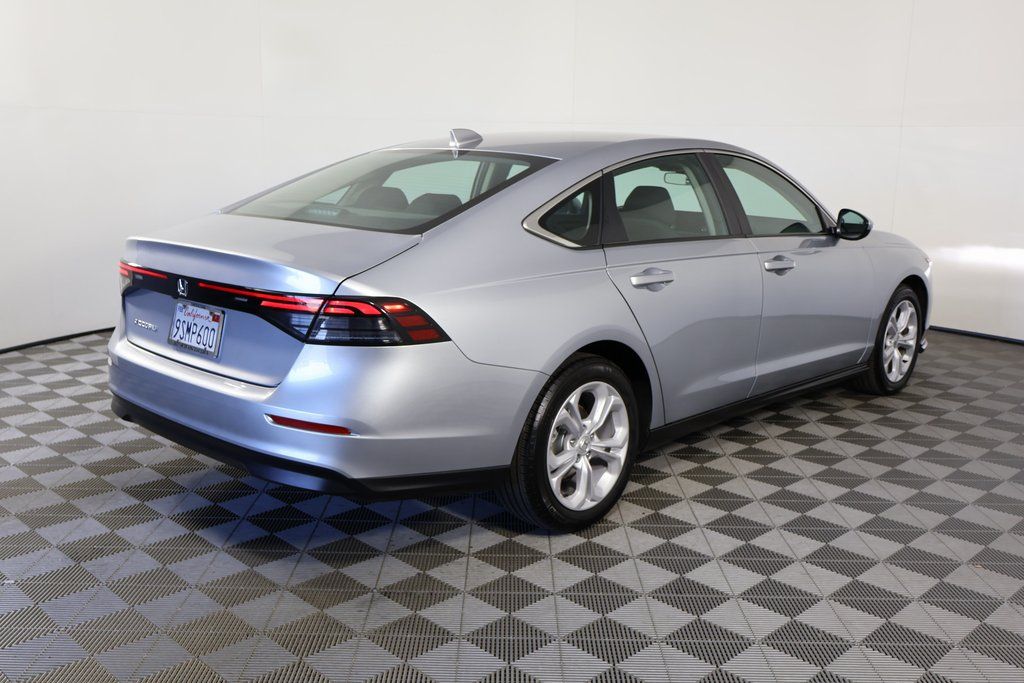 2025 Honda Accord LX photo 4
