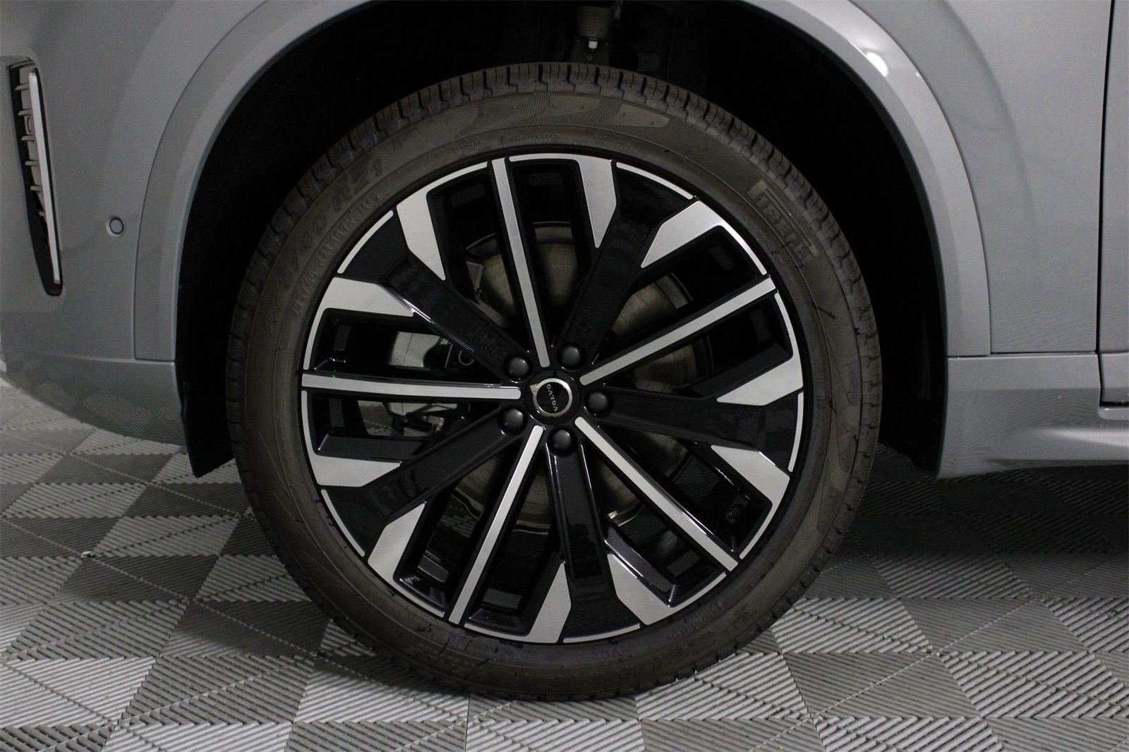 2026 Volvo XC90 Plus Black Edition photo 11