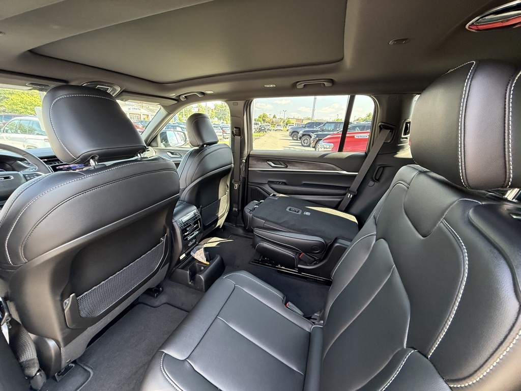 2025 Jeep Grand Cherokee Limited photo 23
