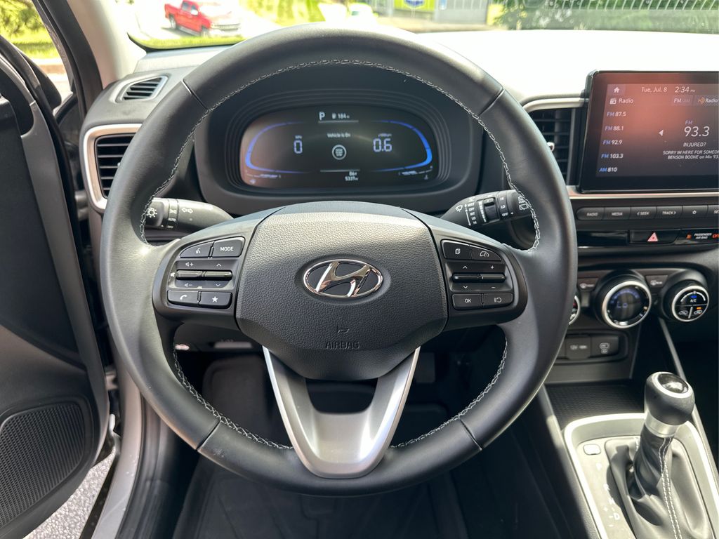 2025 Hyundai Venue SEL photo 3
