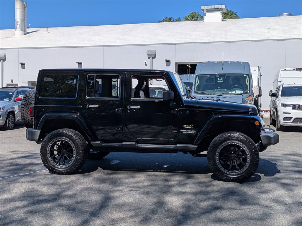 2014 Jeep Wrangler Unlimited Sahara photo 2