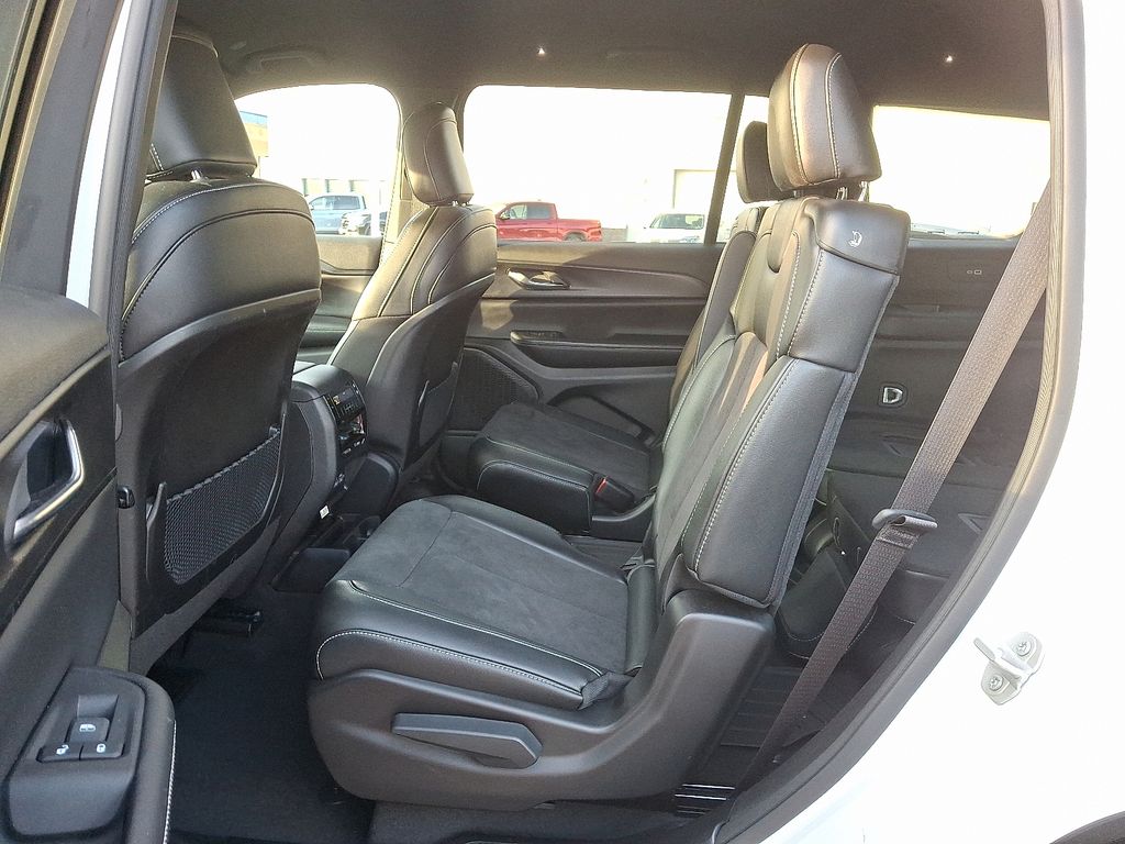 2024 Jeep Grand Cherokee Altitude photo 8
