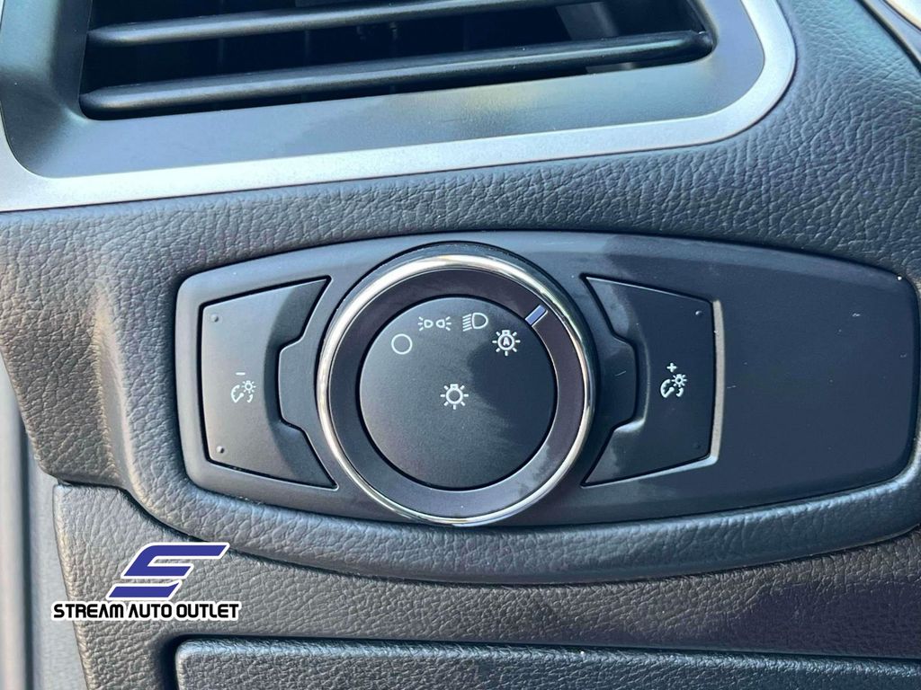2017 Ford Edge SEL photo 16