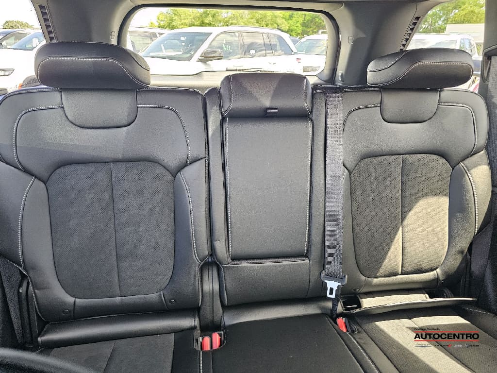 2025 Jeep Grand Cherokee Laredo Altitude photo 2