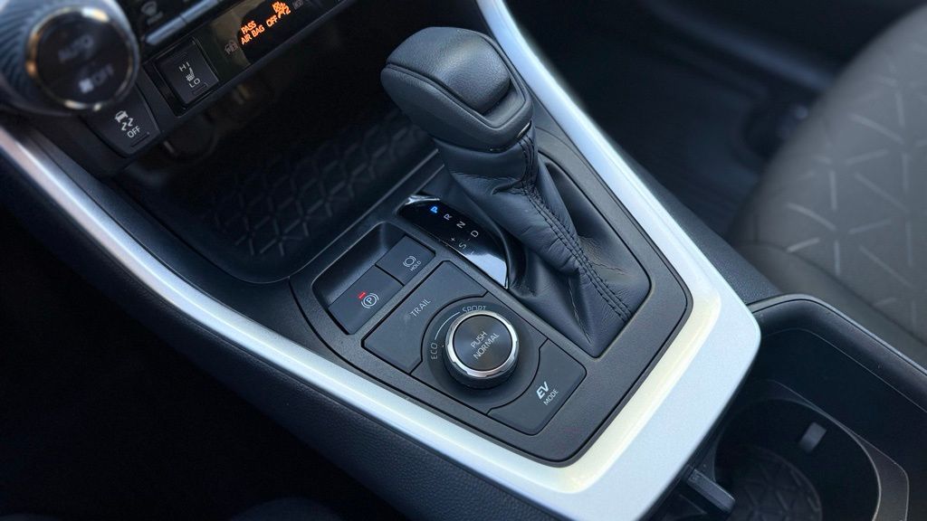 2024 Toyota RAV4 Hybrid XLE photo 28