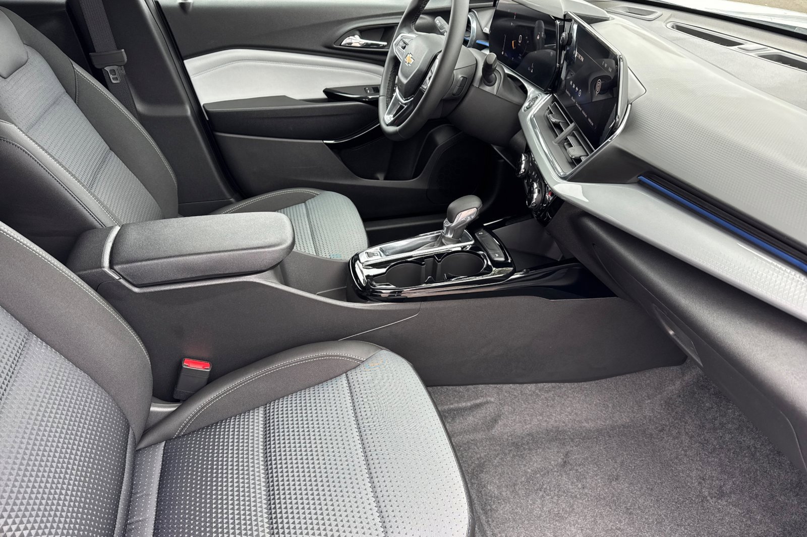 2025 Chevrolet Trax LT photo 12