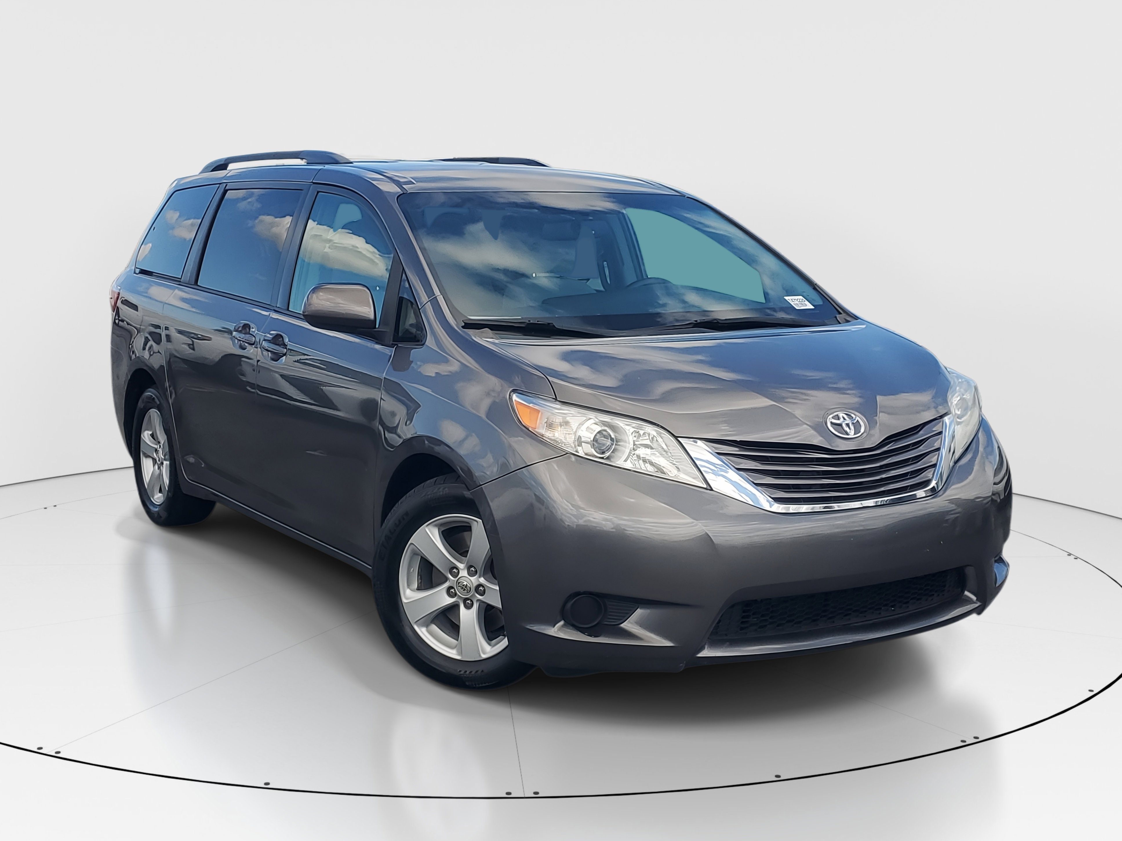 2015 Toyota Sienna LE photo 2