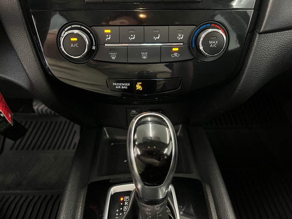 2017 Nissan Rogue S photo 23