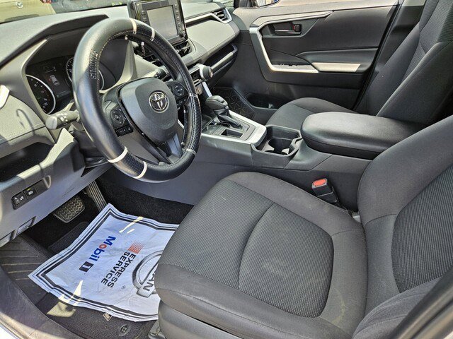 2019 Toyota RAV4 LE photo 8
