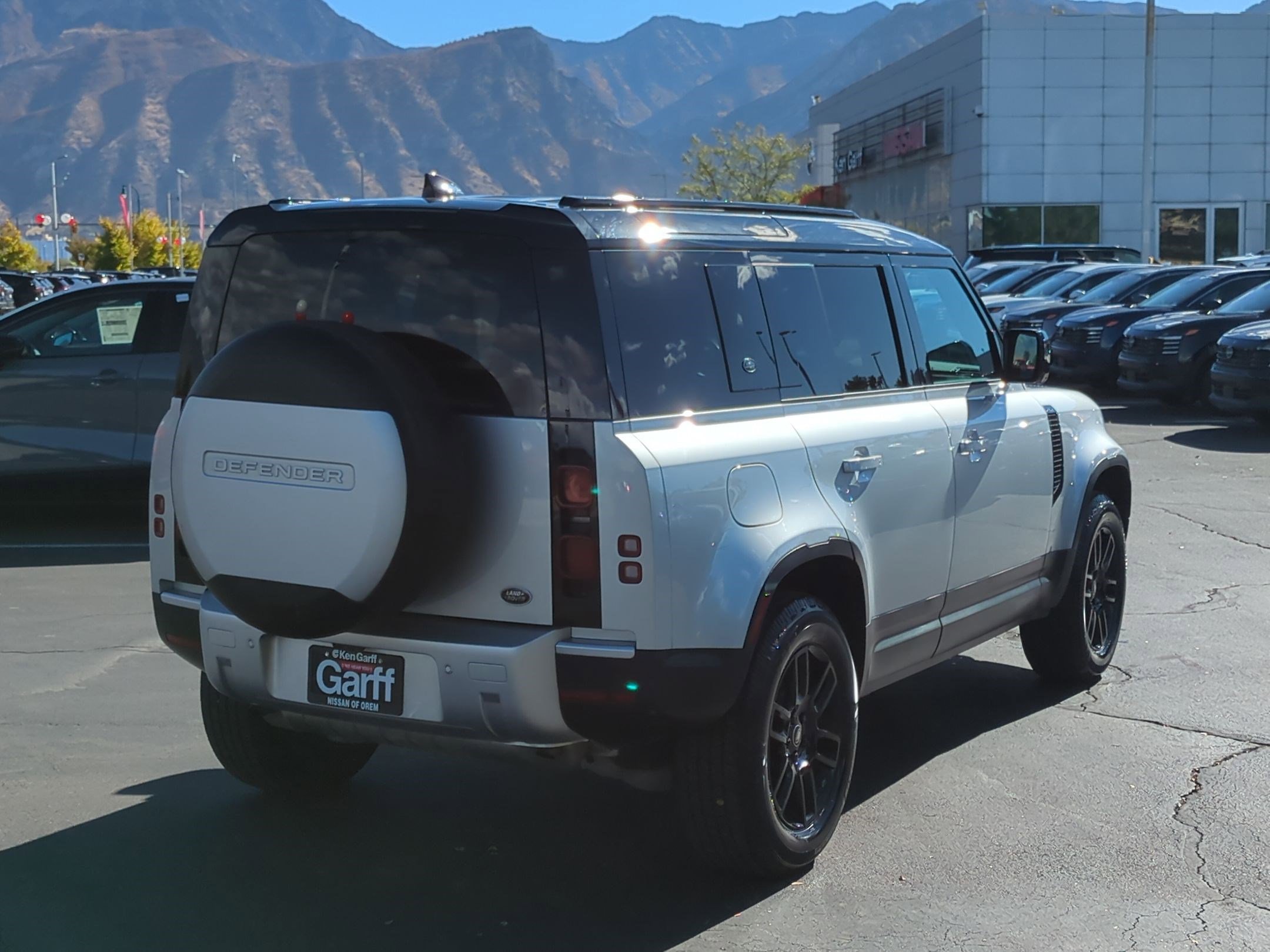 2023 Land Rover Defender 110 S photo 2