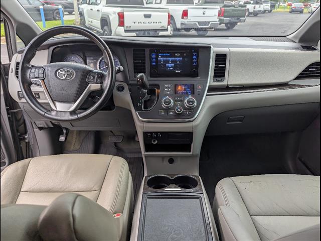 2016 Toyota Sienna XLE photo 6