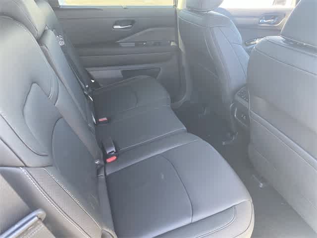 2025 Nissan Pathfinder SL photo 13