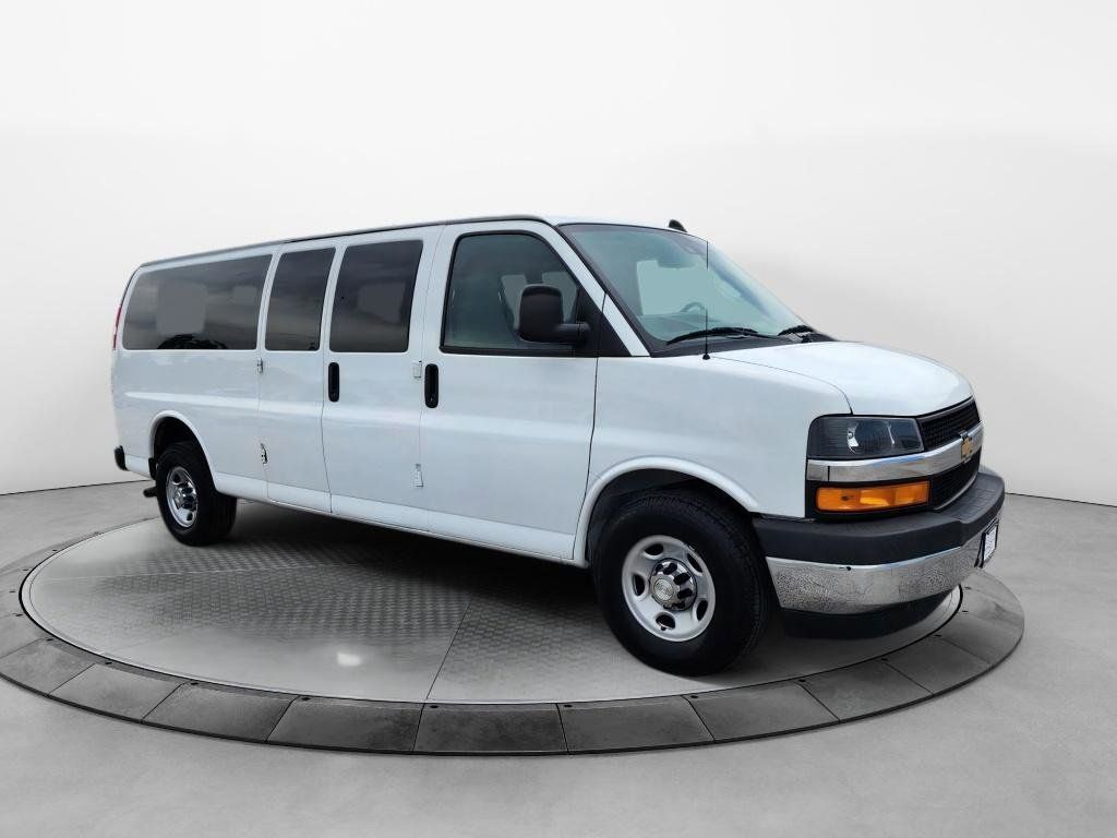 2020 Chevrolet Express Passenger LT's photo