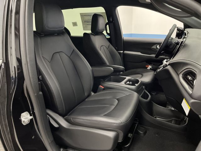 2026 Chrysler Pacifica photo 26