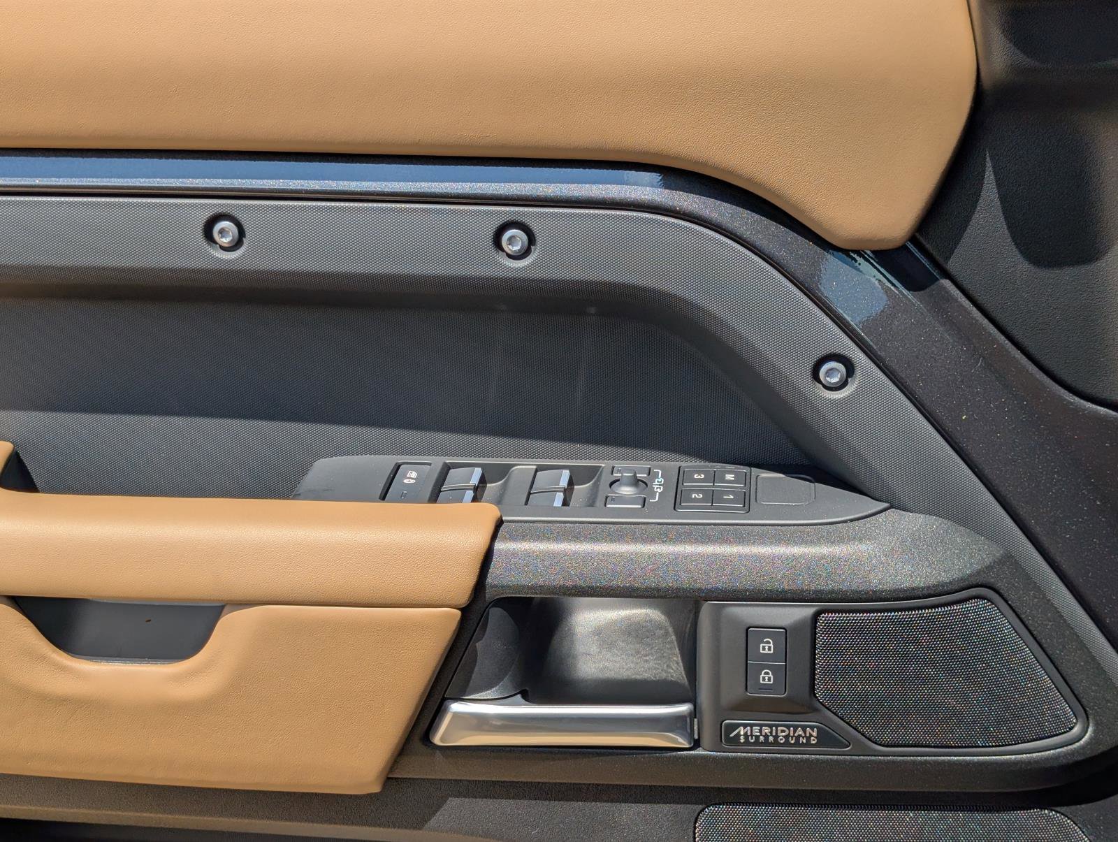 2025 Land Rover Defender 110 photo 19