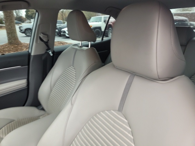 2020 Toyota Camry SE photo 2