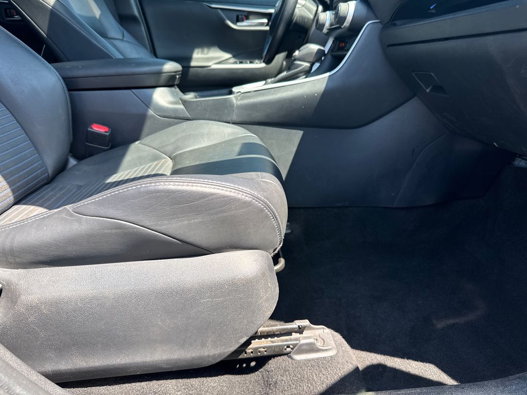 2019 Toyota RAV4 Hybrid XSE photo 10