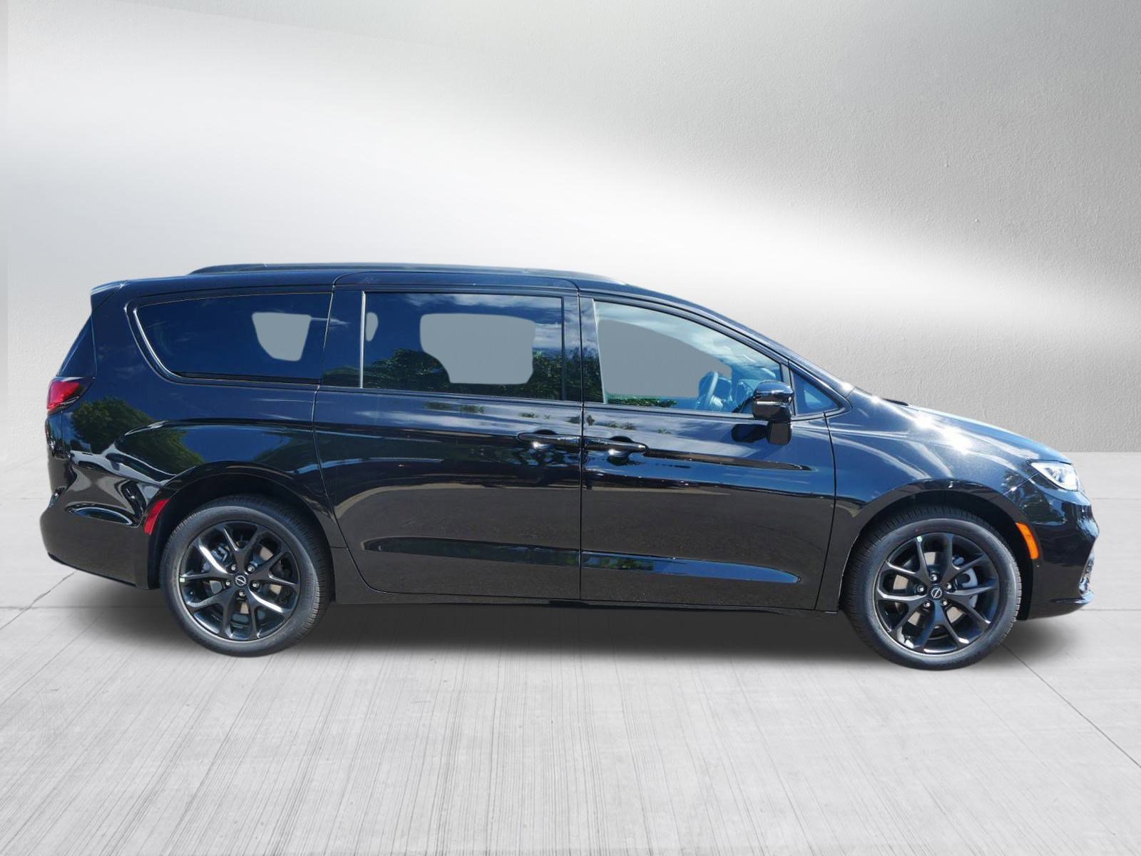 2026 Chrysler Pacifica Limited photo 7