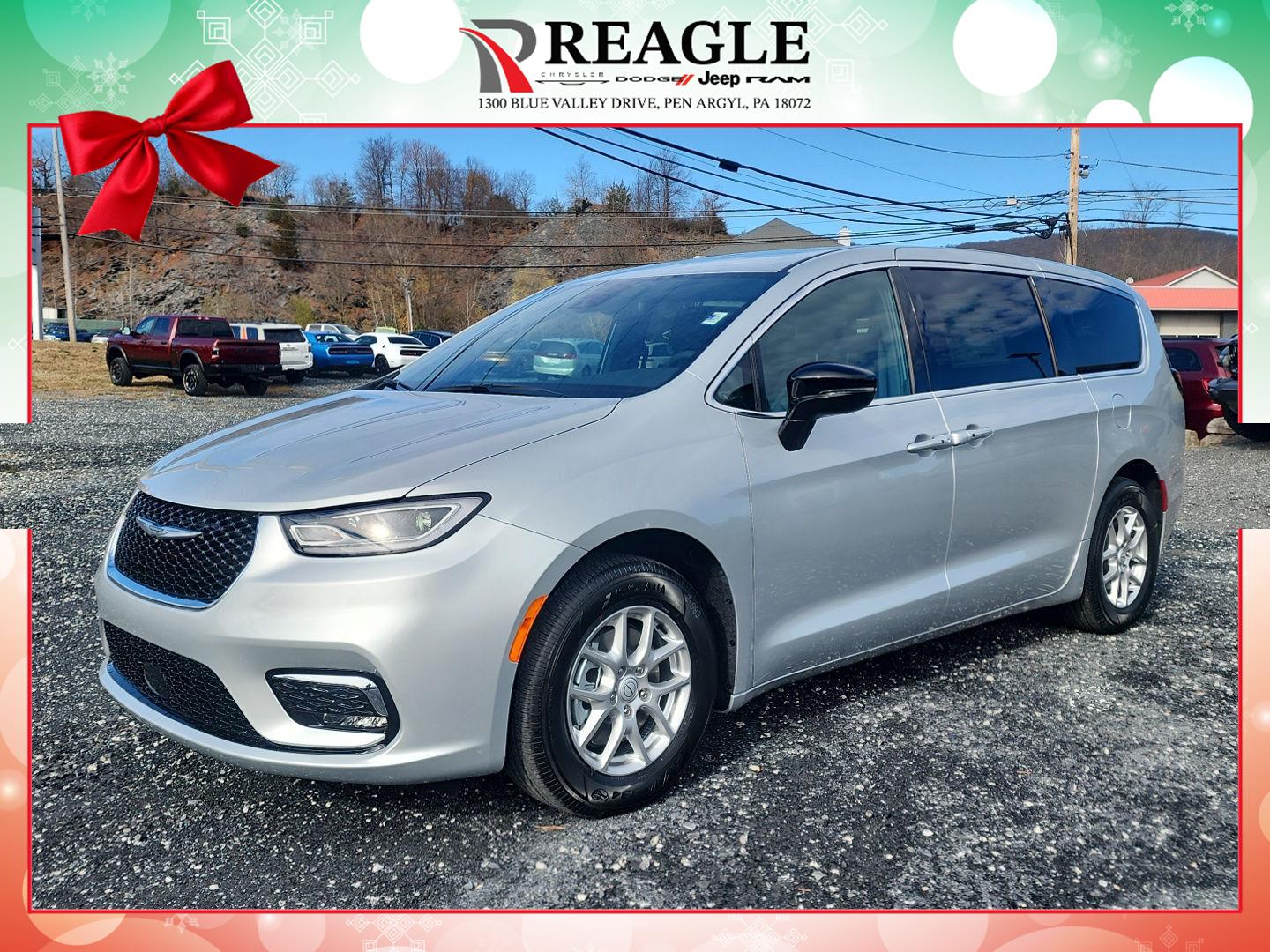 2026 Chrysler Pacifica Select's photo