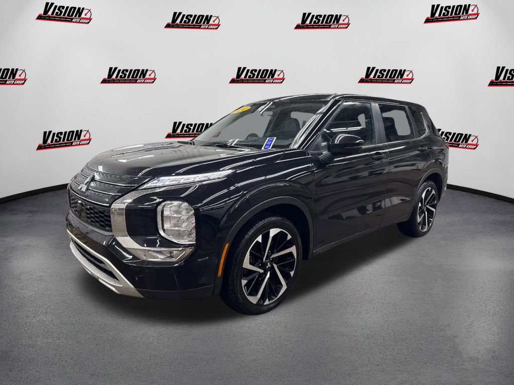 2024 Mitsubishi Outlander SE's photo