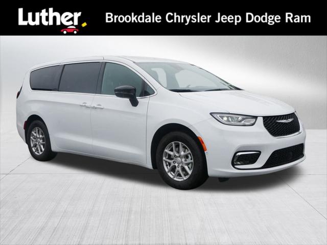2026 Chrysler Pacifica Select's photo