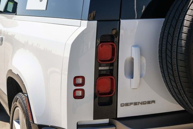 2024 Land Rover Defender 90 X-Dynamic SE photo 4