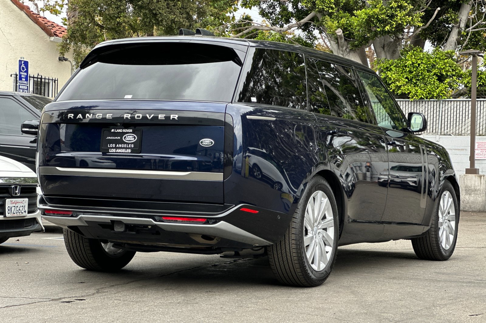2023 Land Rover Range Rover SE photo 9