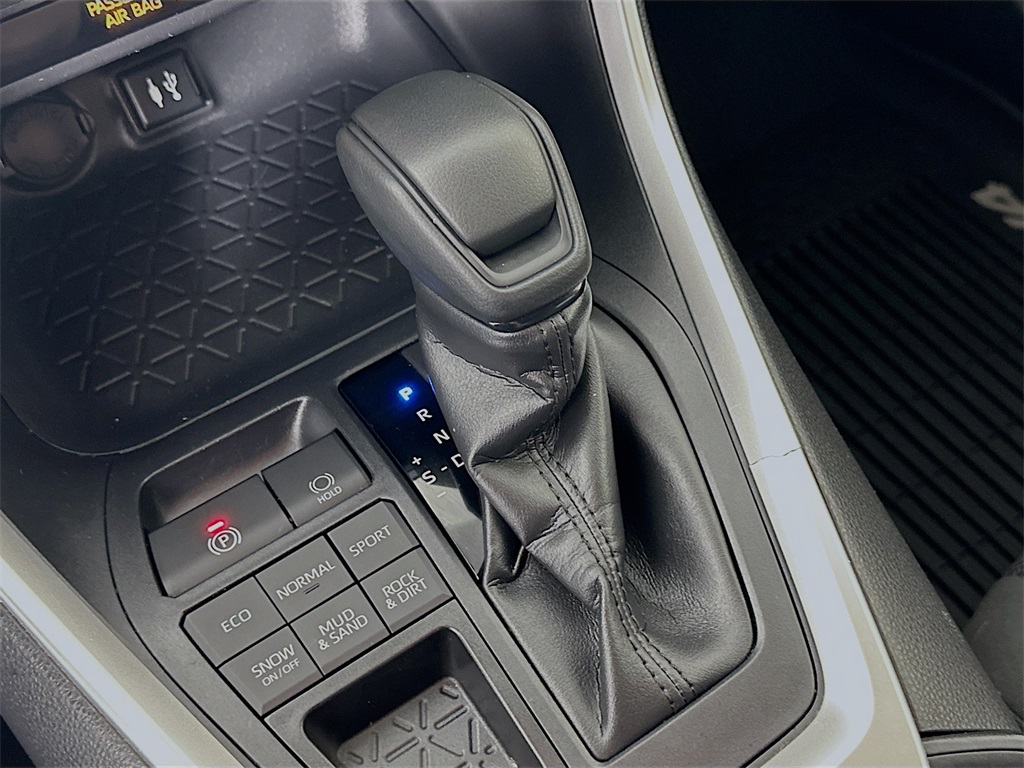 2019 Toyota RAV4 LE photo 17