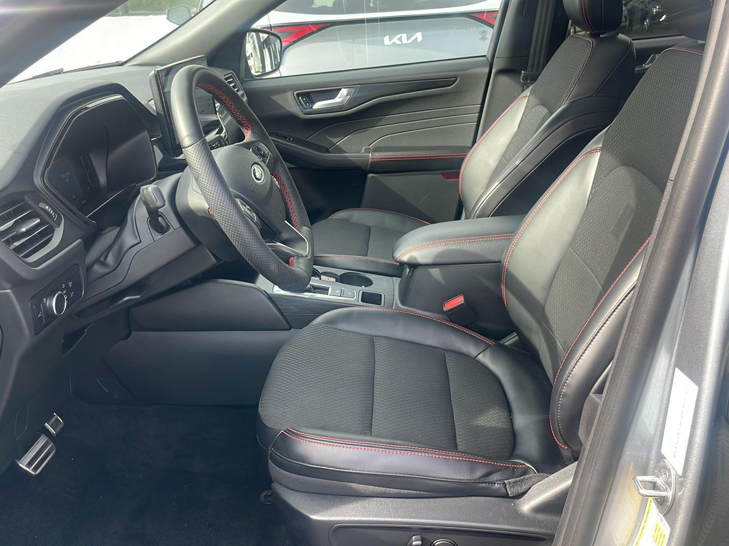 2023 Ford Escape ST-Line photo 2