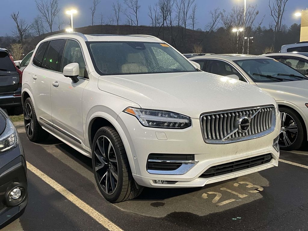 2023 Volvo XC90 Plus's photo