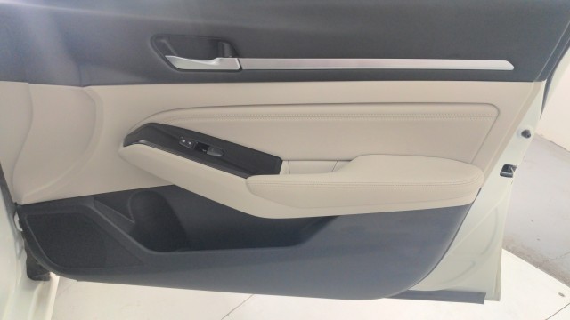 Used 2023 Pearl White Tricoat Nissan 2.5 SV image 32